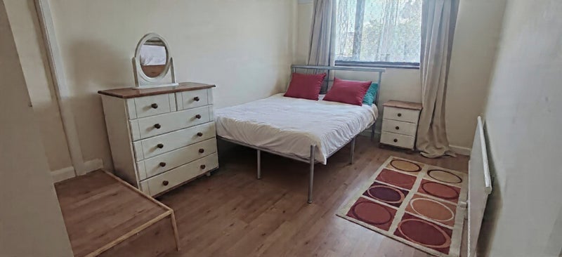 Room Hawthorne Crescent in Slough