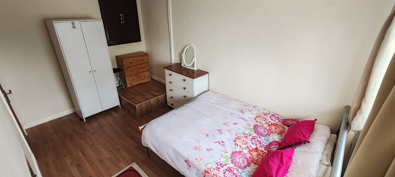 Room Hawthorne Crescent in Slough
