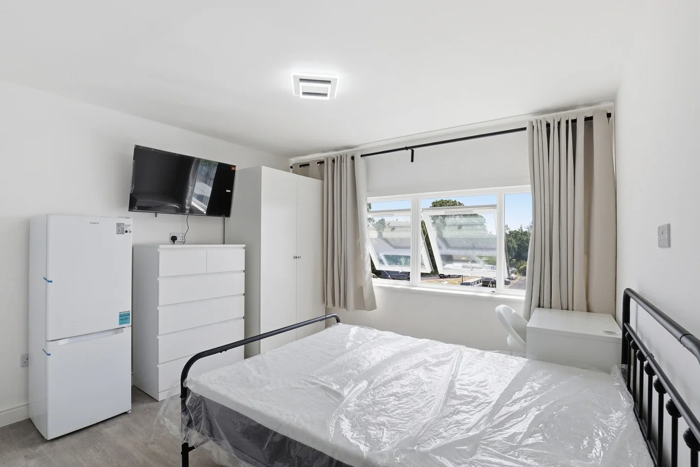 Room Kent Close in Greater London