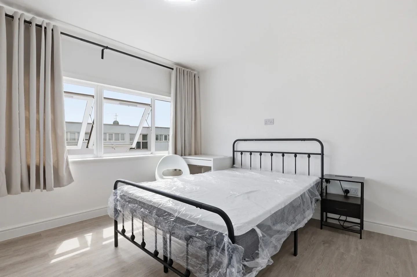 Room Kent Close in Greater London