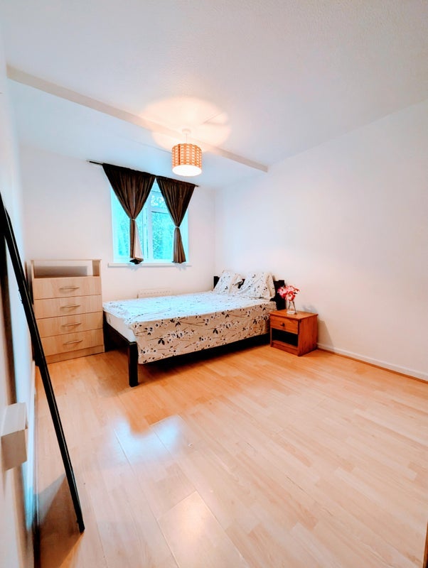 Room Mansford Street in Greater London