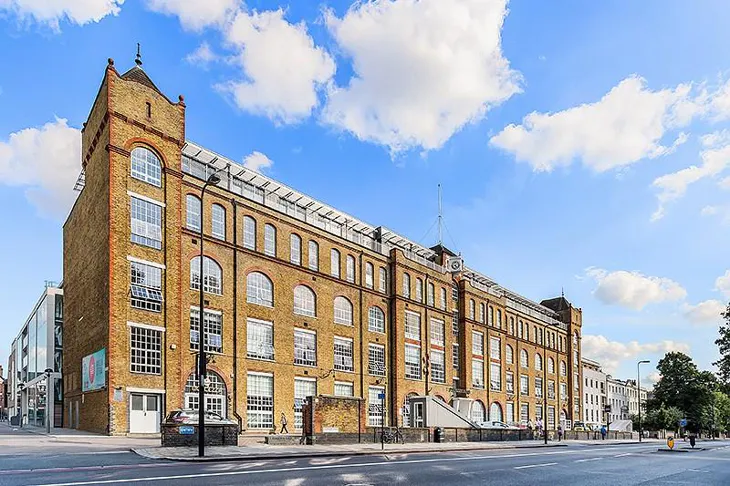 Flat Clapham Road in Greater London