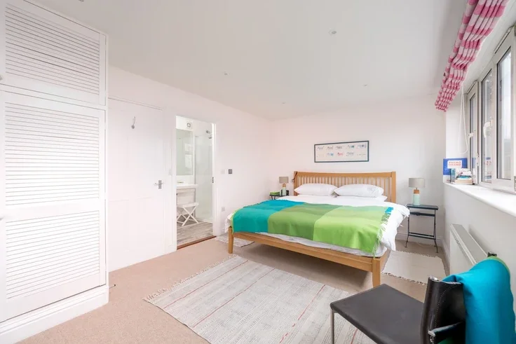 Flat Long Lane in Greater London