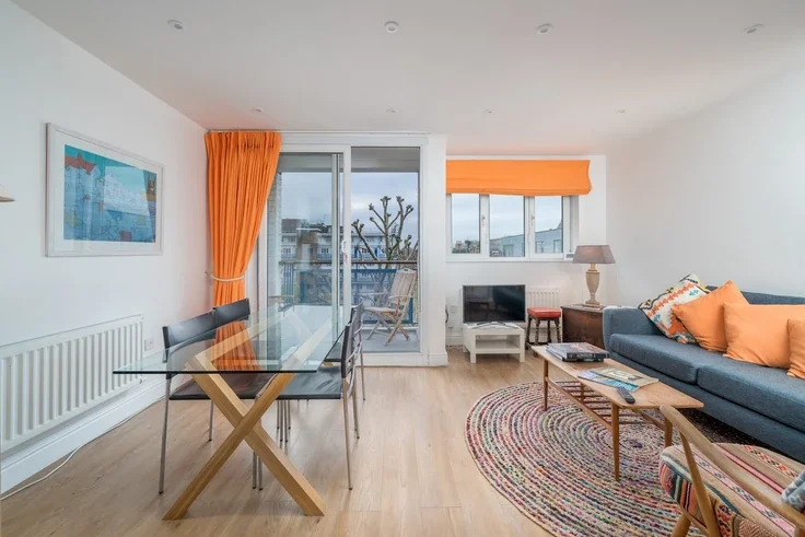 Flat Long Lane in Greater London
