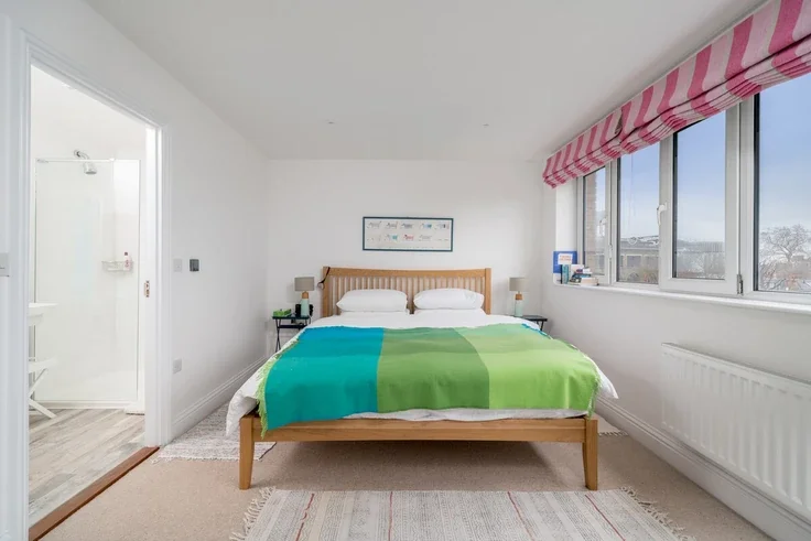 Flat Long Lane in Greater London
