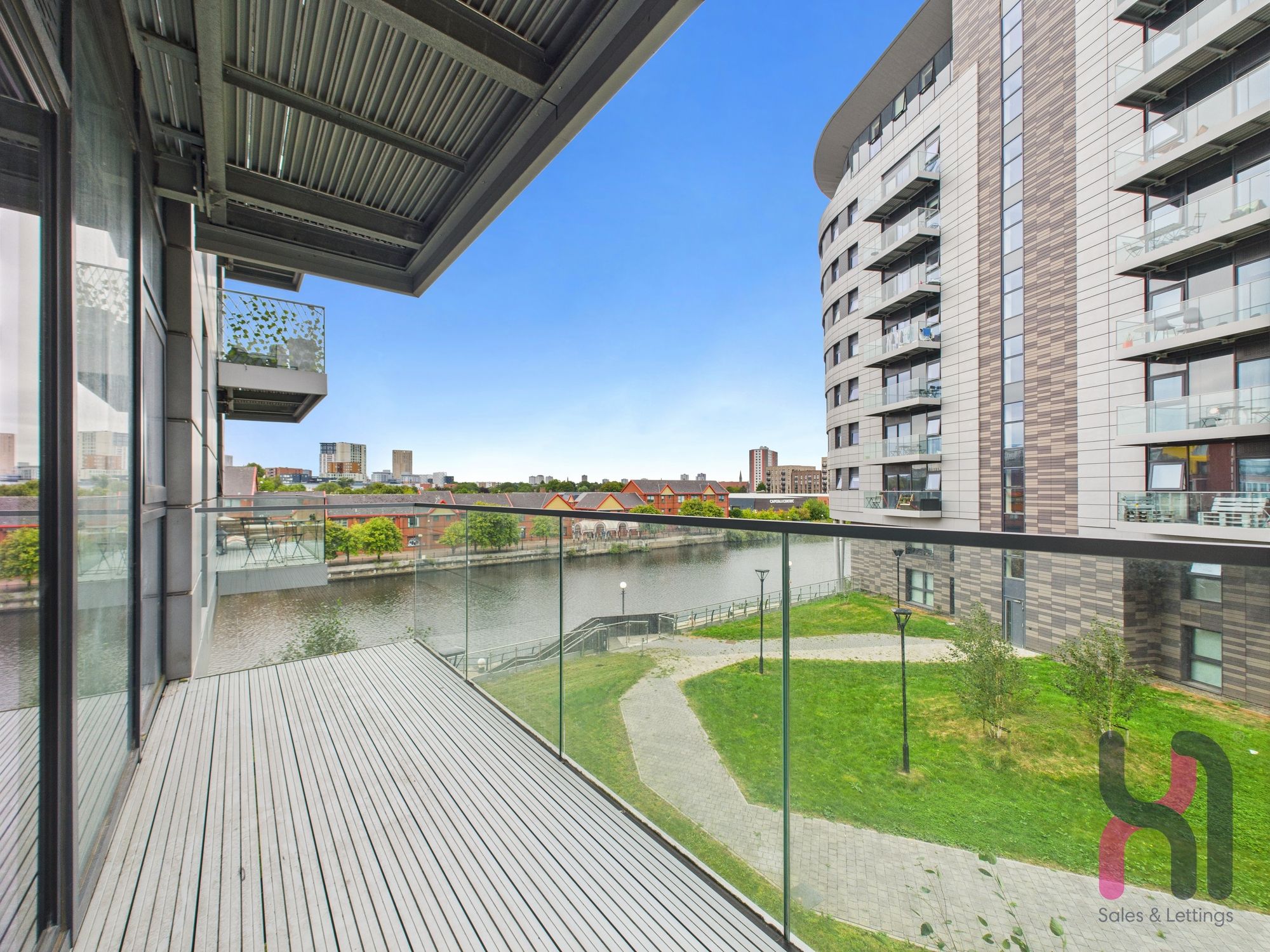 Flat Pomona Strand in Trafford