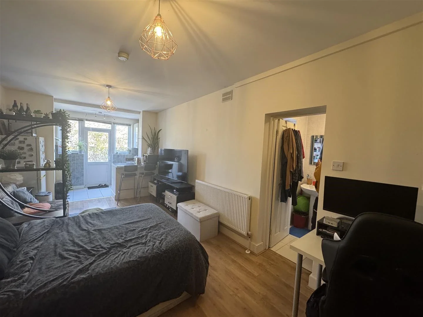 Flat Seymour Road in Greater London