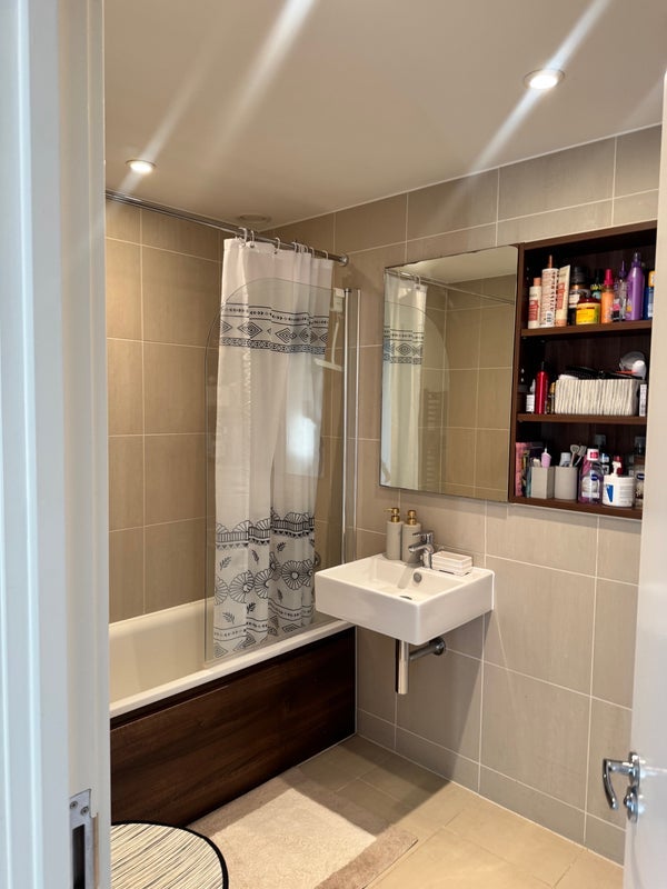 Room Duke of Wellington Avenue in Greater London
