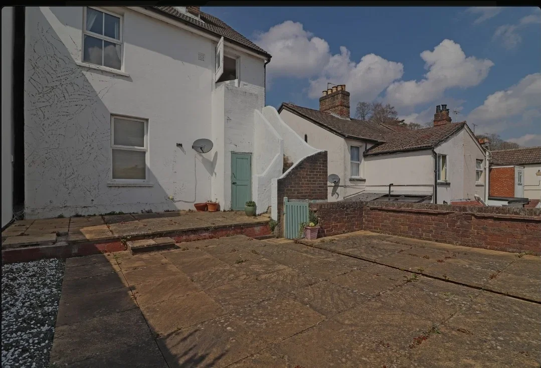 Flat Garlands Road in Reigate and Banstead