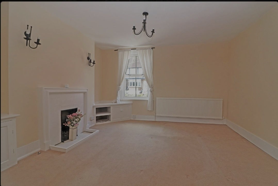Flat Garlands Road in Reigate and Banstead