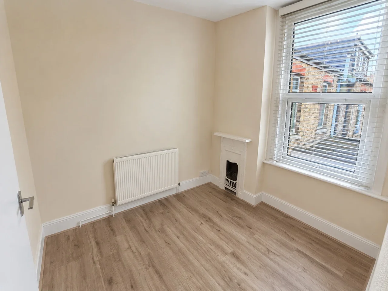 Flat Grange Avenue in Greater London