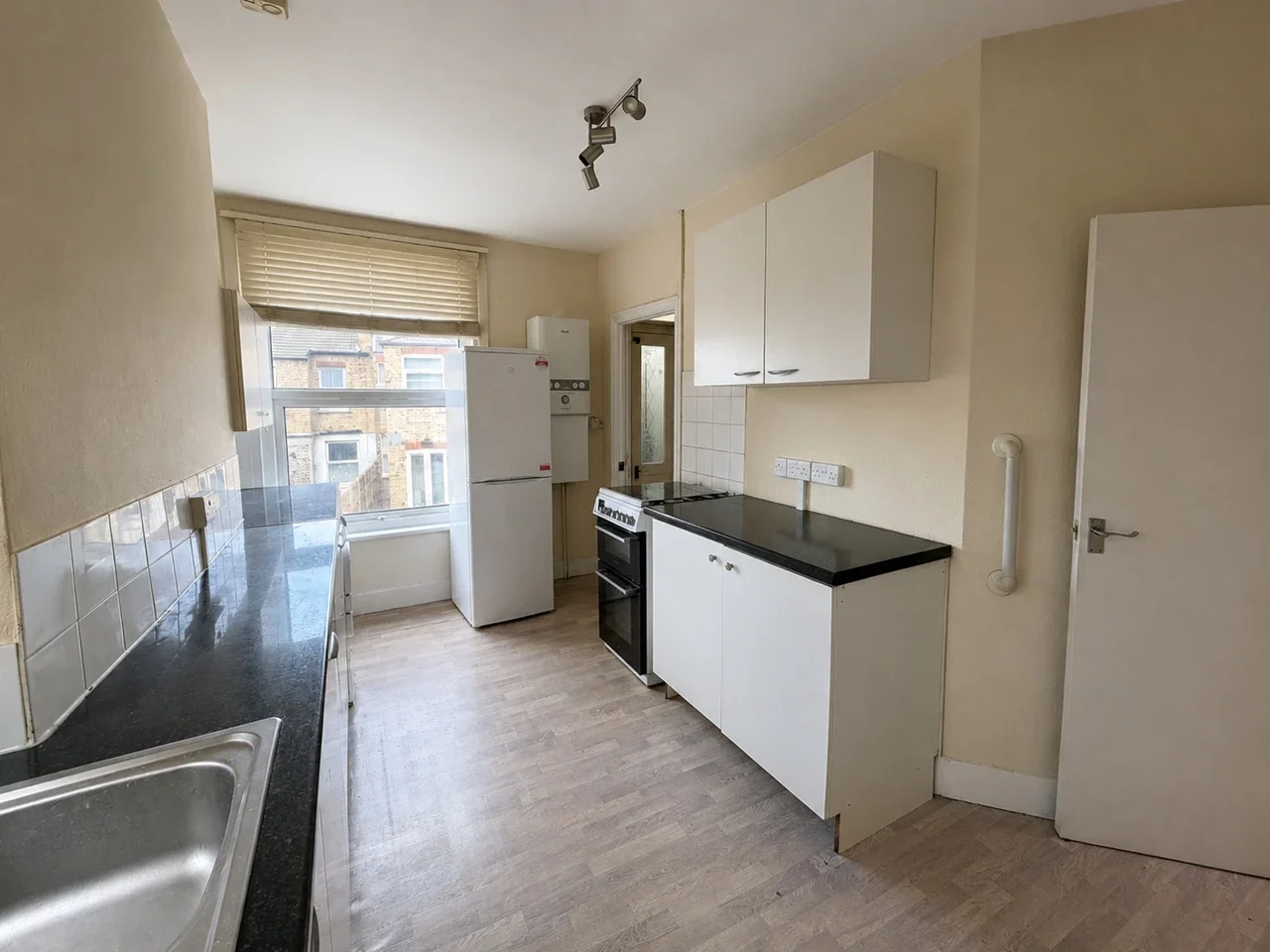Flat Grange Avenue in Greater London