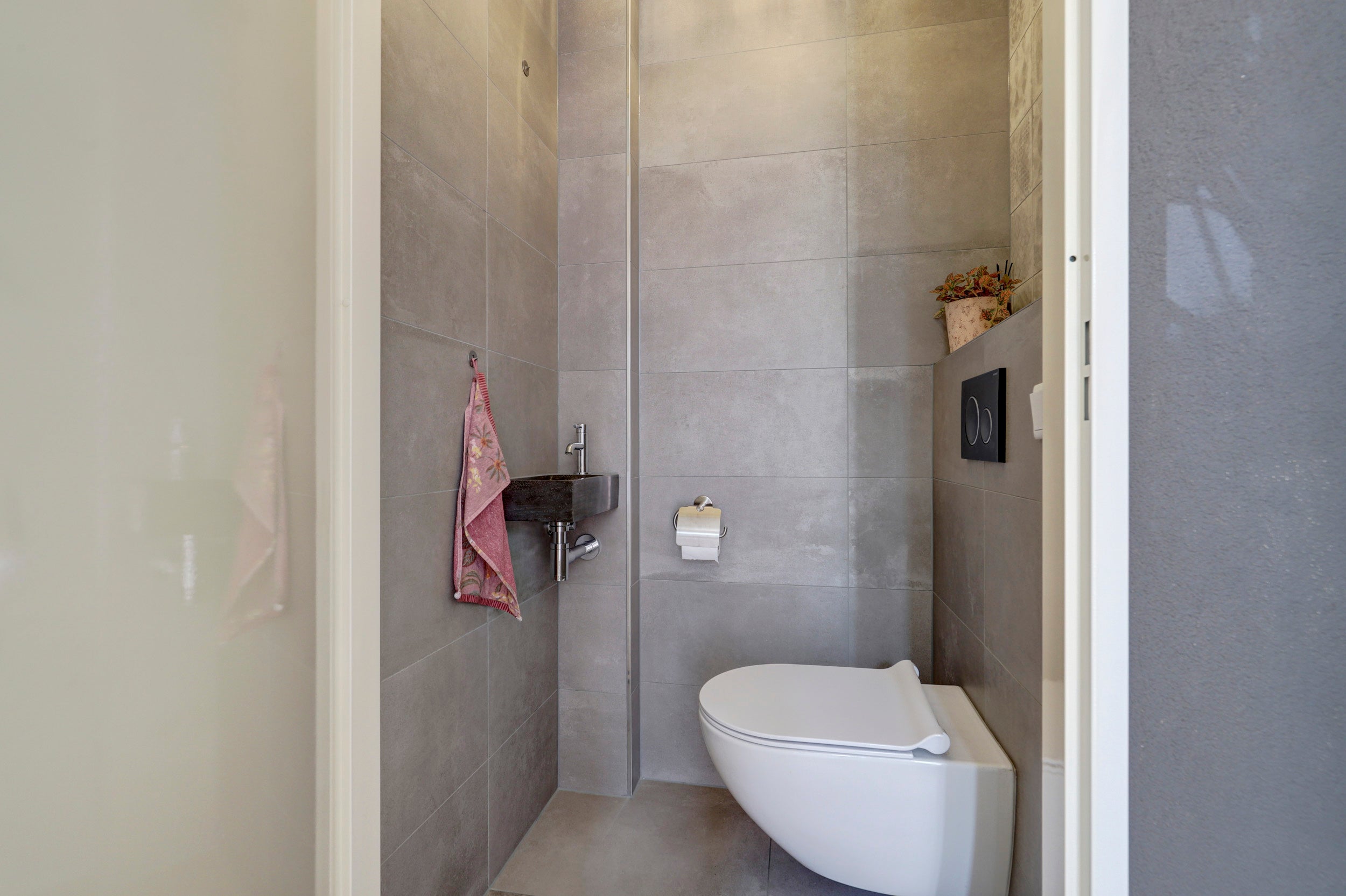 Tussenwoning te koop: Aart van der Leeuwhove 6, Nieuwegein