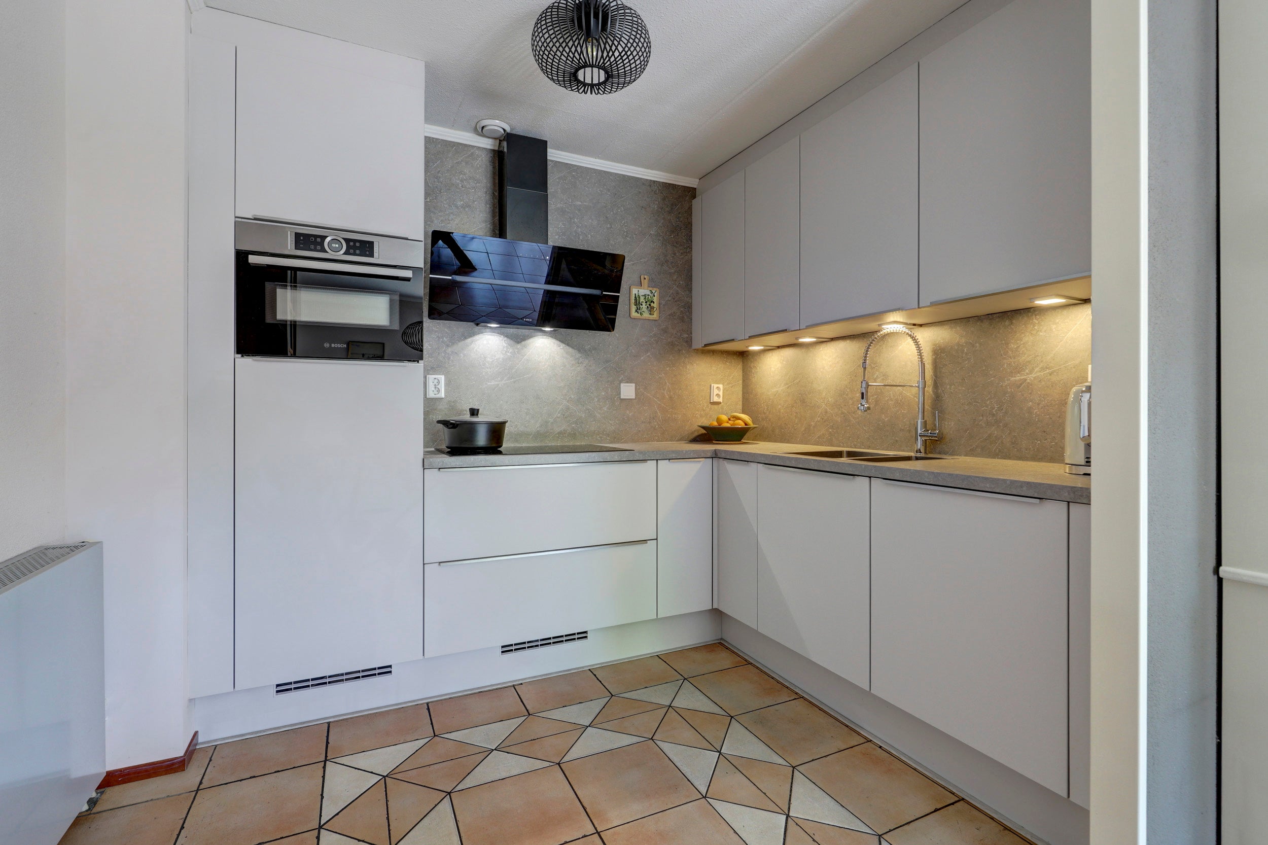 Tussenwoning te koop: Aart van der Leeuwhove 6, Nieuwegein