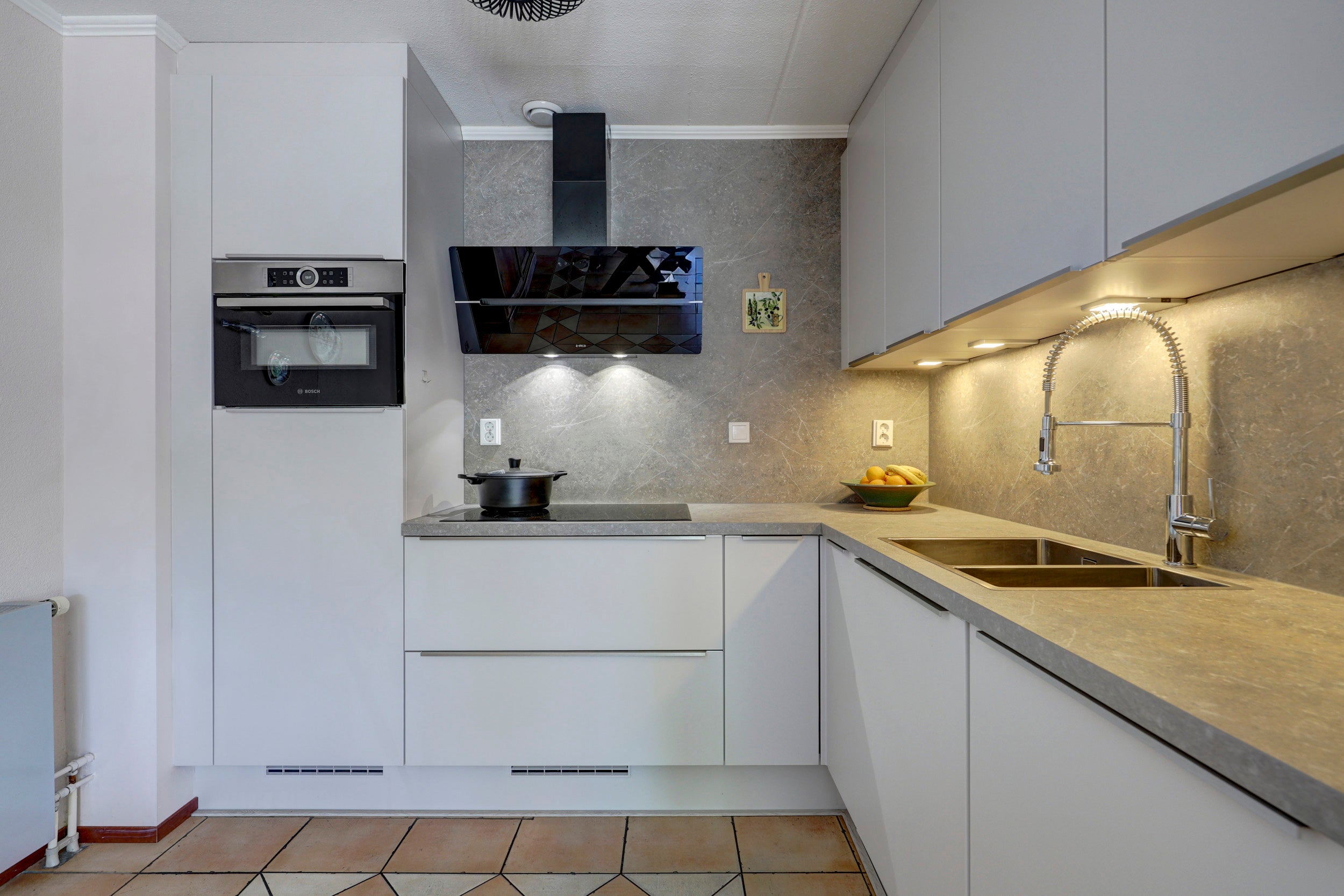 Tussenwoning te koop: Aart van der Leeuwhove 6, Nieuwegein