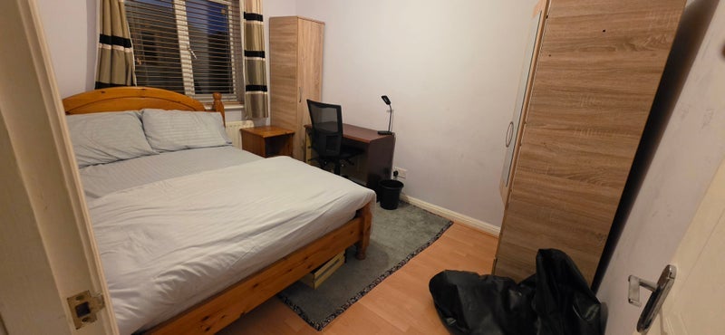 Room Crosslee Road in Manchester