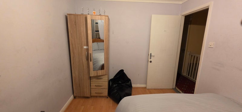 Room Crosslee Road in Manchester