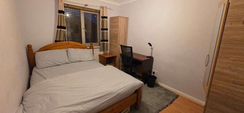 Room Crosslee Road in Manchester