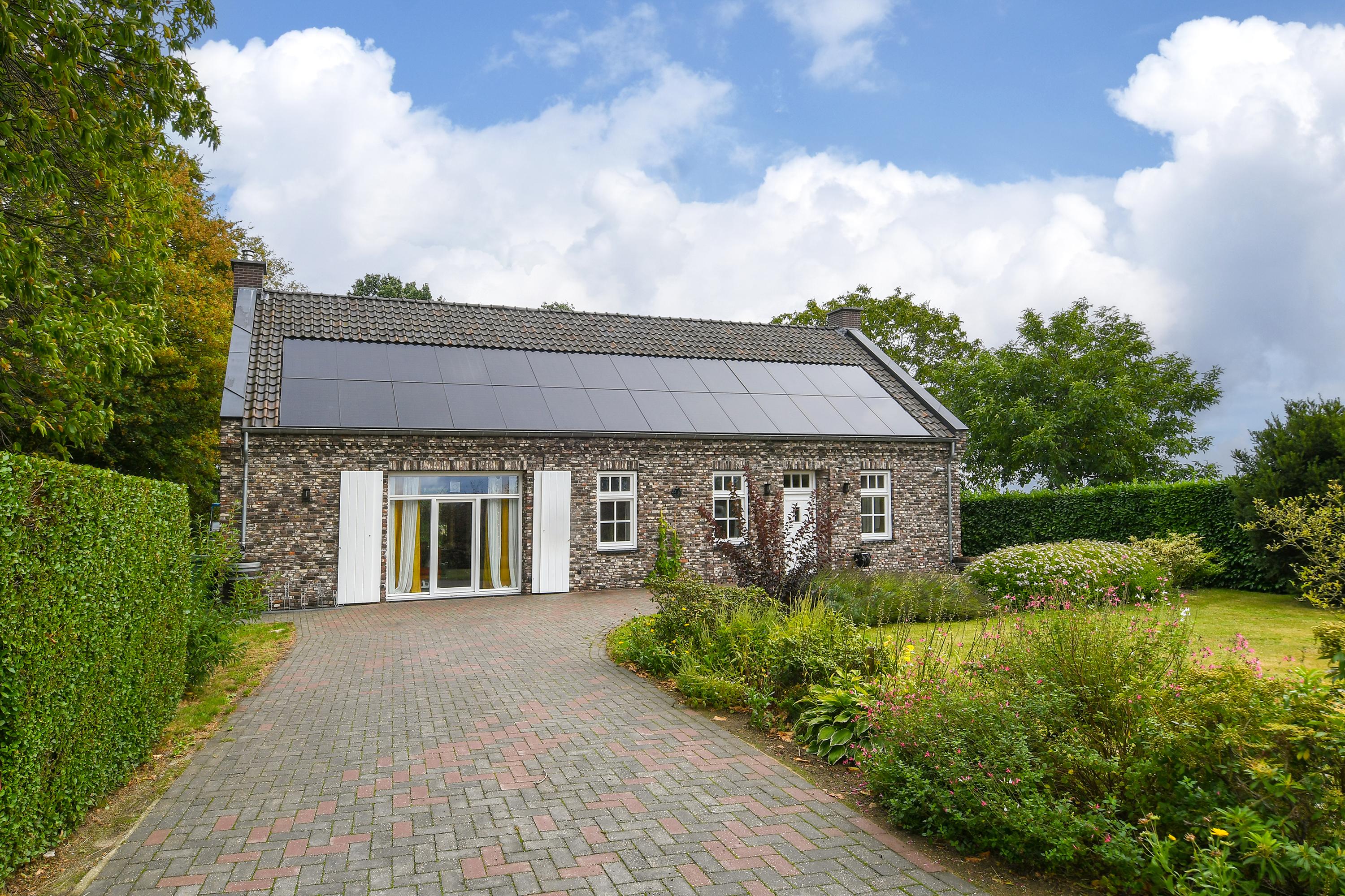 Huis De Riet 16 in Nederweert-Eind