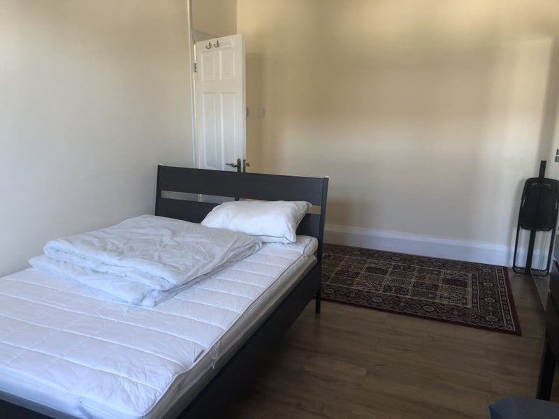 Room Sherwood Road in Greater London