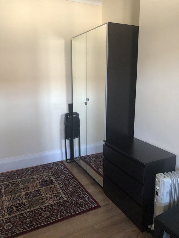 Room Sherwood Road in Greater London