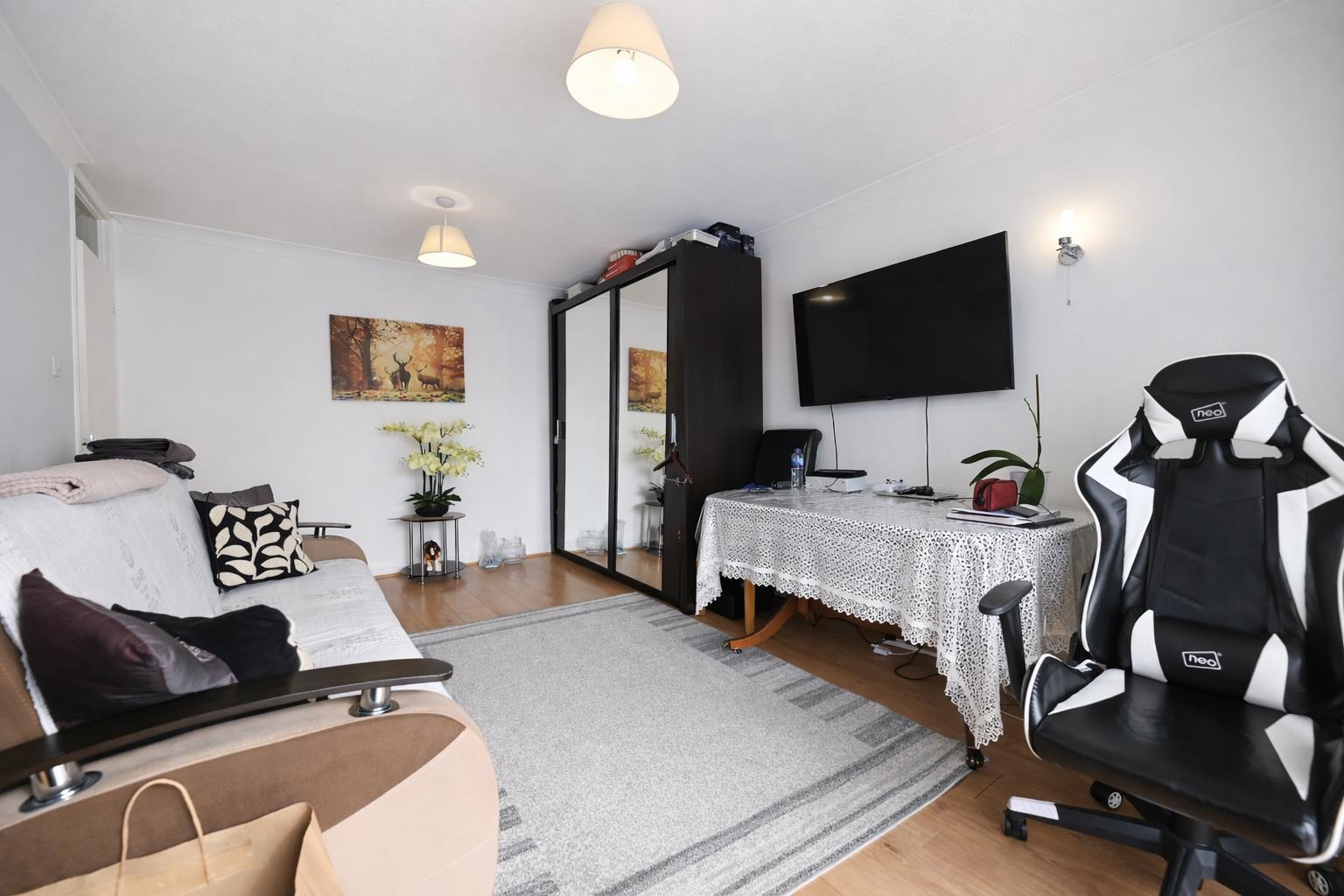 Room St Peters Close in Greater London