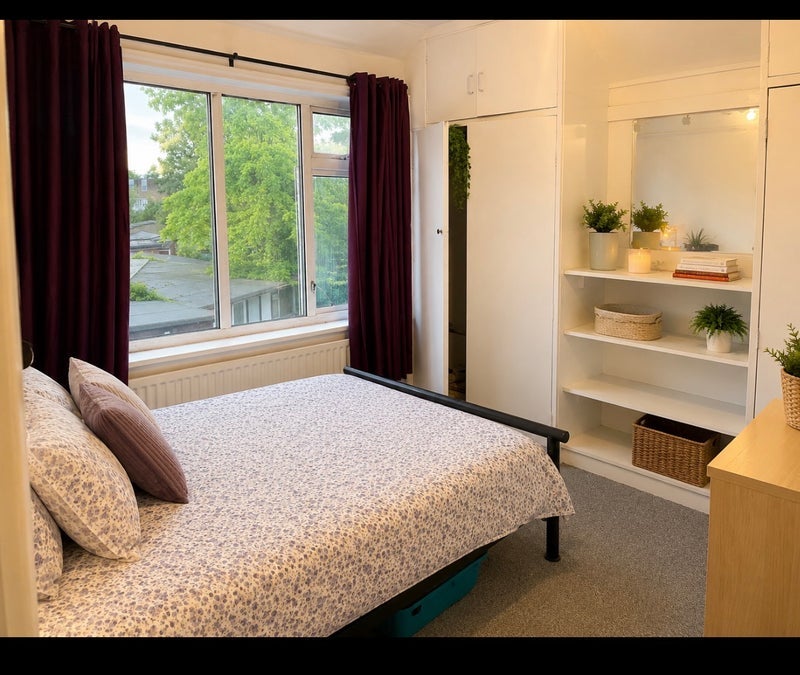 Room Hollycroft Avenue in Greater London