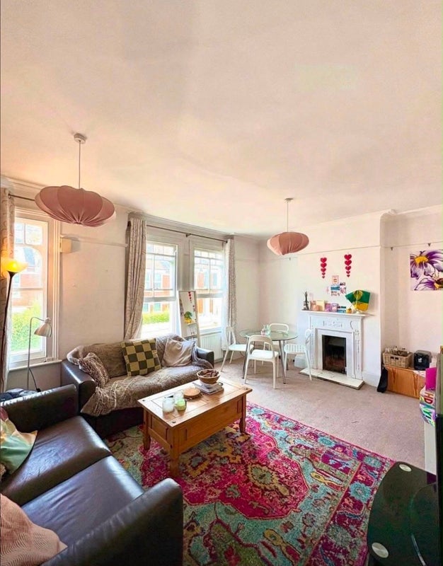 Room Kingswood Road in Greater London