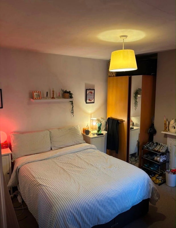 Room Kingswood Road in Greater London