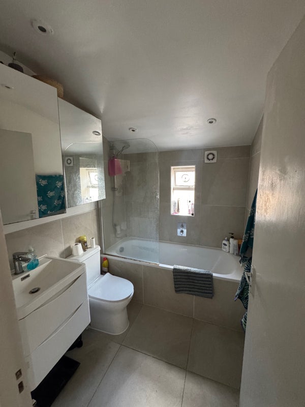 Room Kingswood Road in Greater London