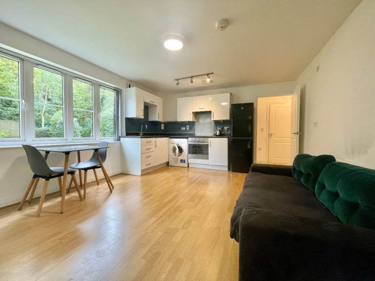 Flat Hollingsworth Mews in Watford