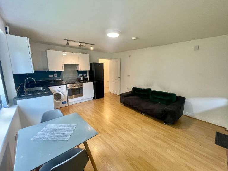Flat Hollingsworth Mews in Watford