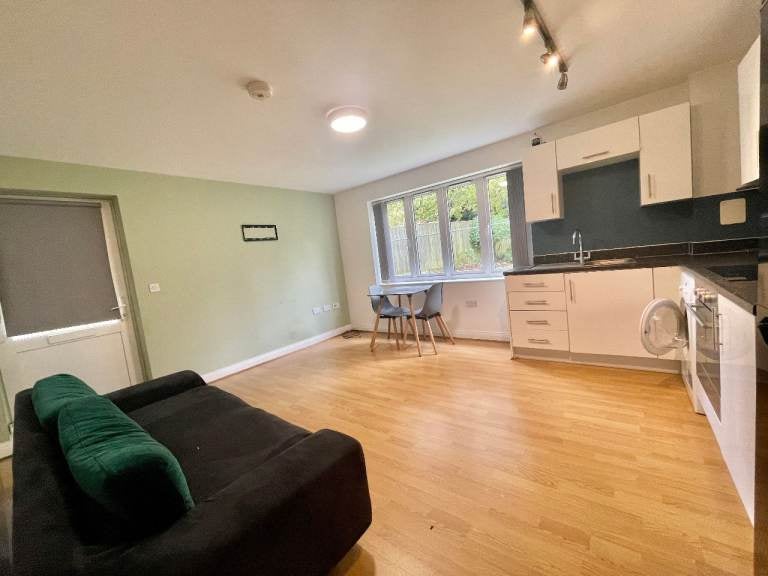 Flat Hollingsworth Mews in Watford