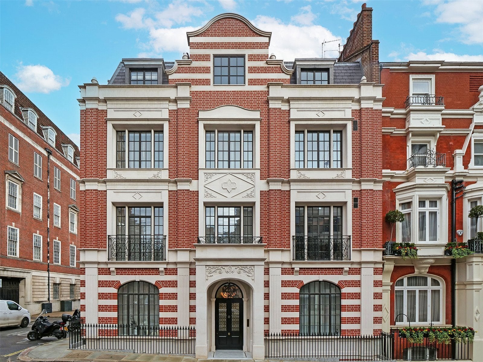 Flat Chesterfield Hill in City of Westminster