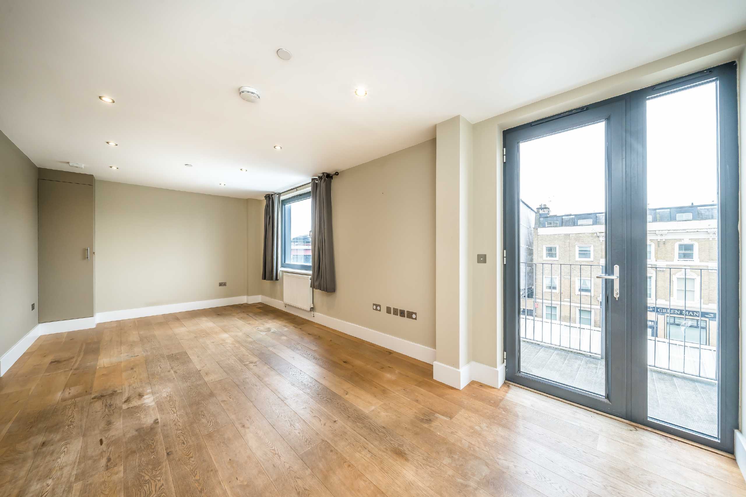 Flat Coldharbour Lane in Greater London