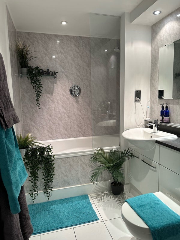 Room Blackwall Way in Greater London