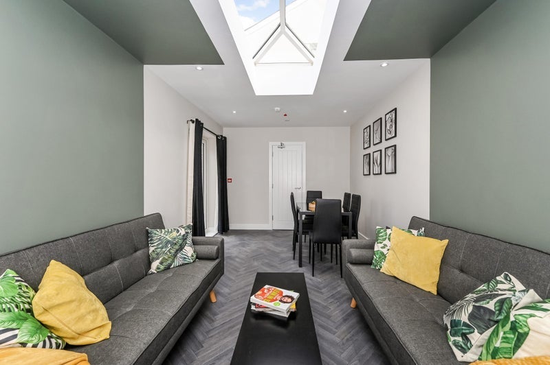 Room Claude Road in Cardiff