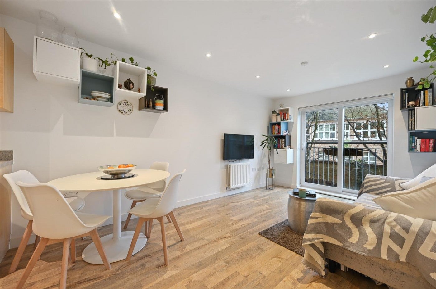 Flat Burnt Oak Broadway in Greater London