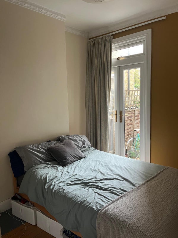 Flat Corrance Road in Greater London