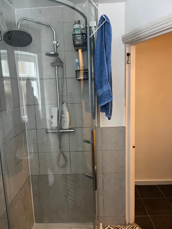 Flat Corrance Road in Greater London