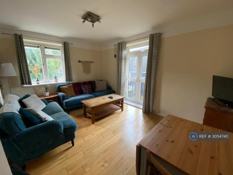 Flat Goldsmiths' Row in Greater London