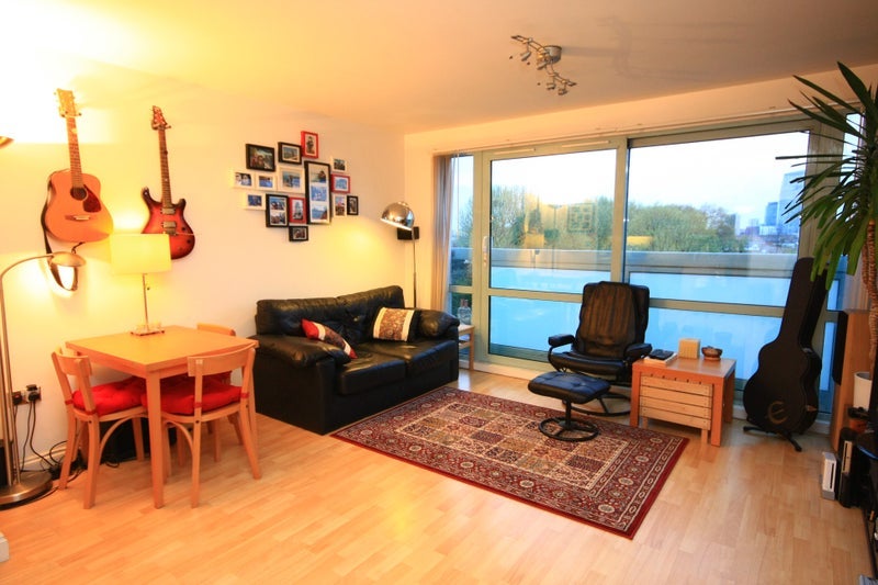 Flat Fairfield Road in Greater London
