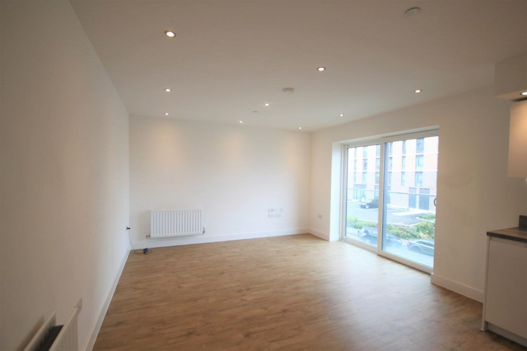 Flat Armstrong Road in Luton