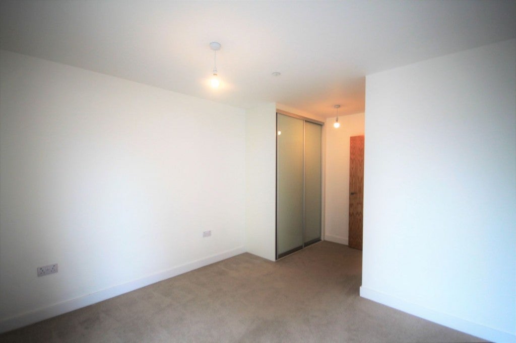 Flat Armstrong Road in Luton