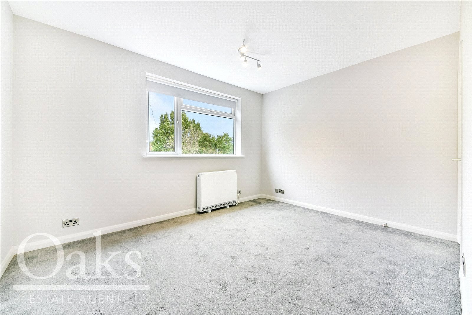 Flat Thurlow Park Road in Greater London