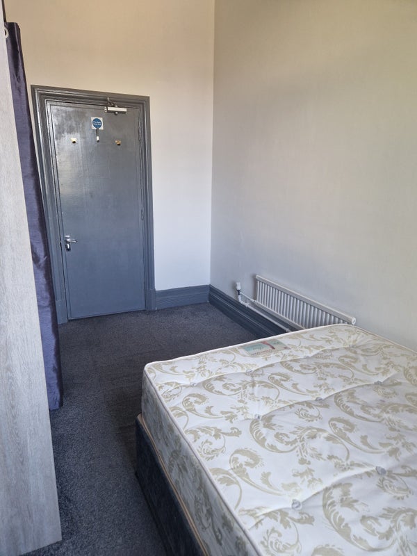 Room Regent Road in Leicester