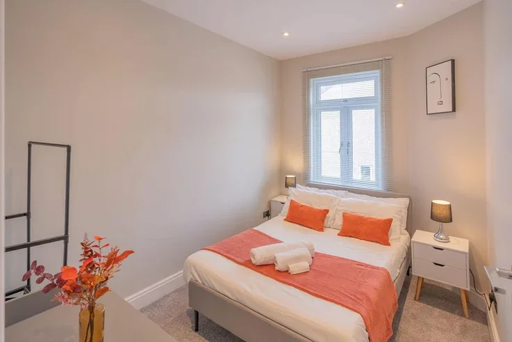 House Almond Road in Greater London