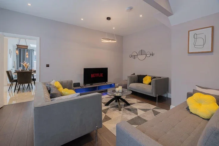 House Almond Road in Greater London