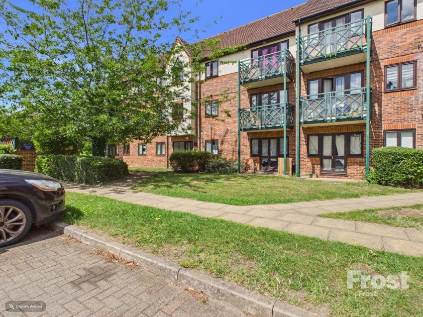 Flat Upton Court Road in Slough