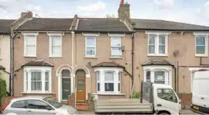 Flat Parish Lane in Greater London